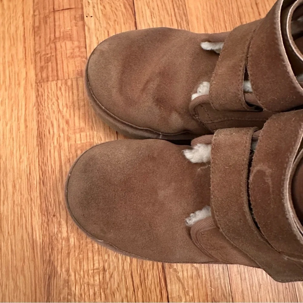 UGG ChestBut Suede boots Size 3